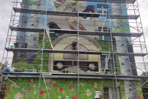 Ptasie Radio w Łodzi. Kolorowy mural ozdobił blok na Widzewie