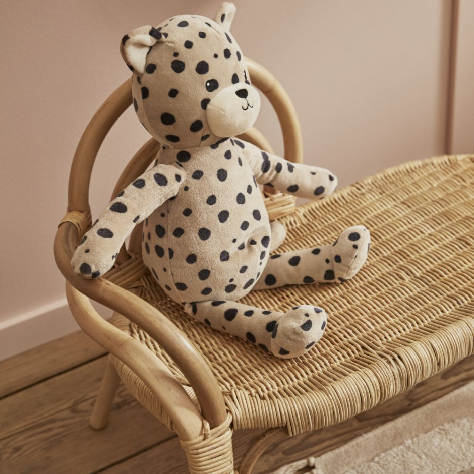 Kolekcję uzupełniają miękkie zabawki w kształcie żyrafy, pandy czy lwa i zastawy stołowe ze wzornictwem inspirowanym zwierzętami, fot. mat. H&M Home