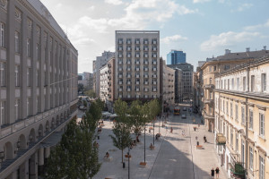 Plac Pięciu Rogów w Warszawie. W Polsce budzi kontrowersje, w Chinach zainteresowanie