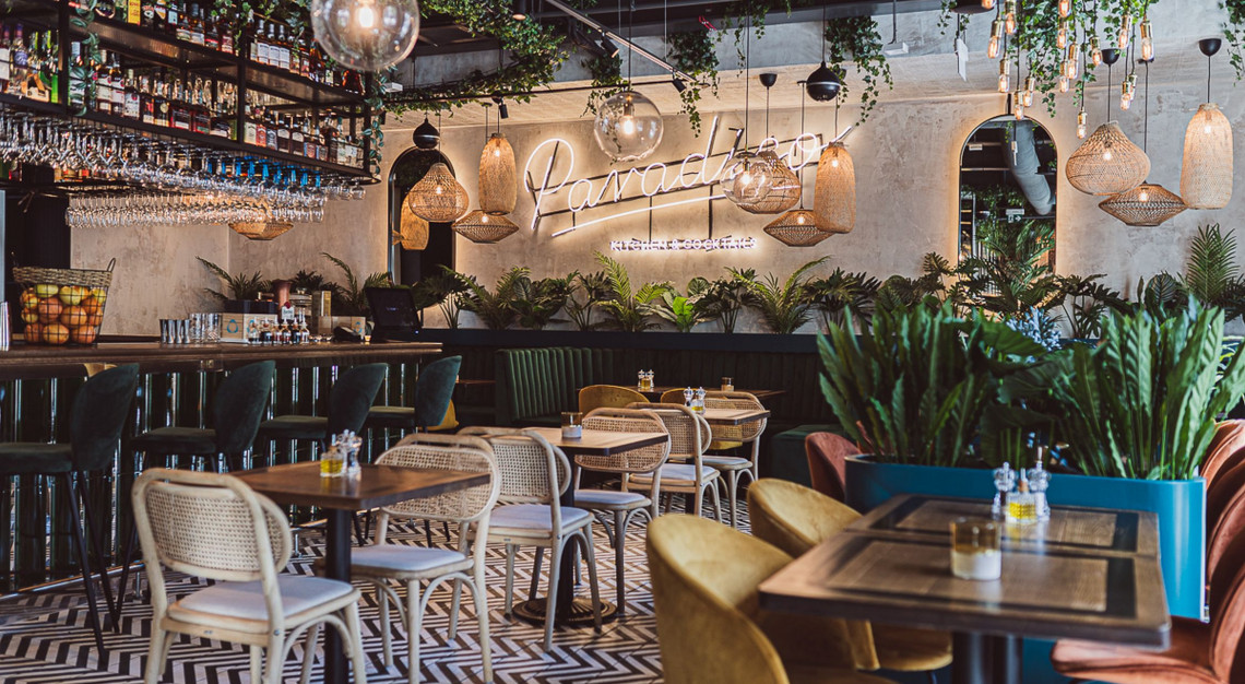 Paradiso jest połączeniem cocktail baru z casualową restauracją, w którym historyczne elementy budynku przeplatają się z rajską kolorystyką, roślinnością i eleganckimi detalami, fot. Aleksandra Miszkurka