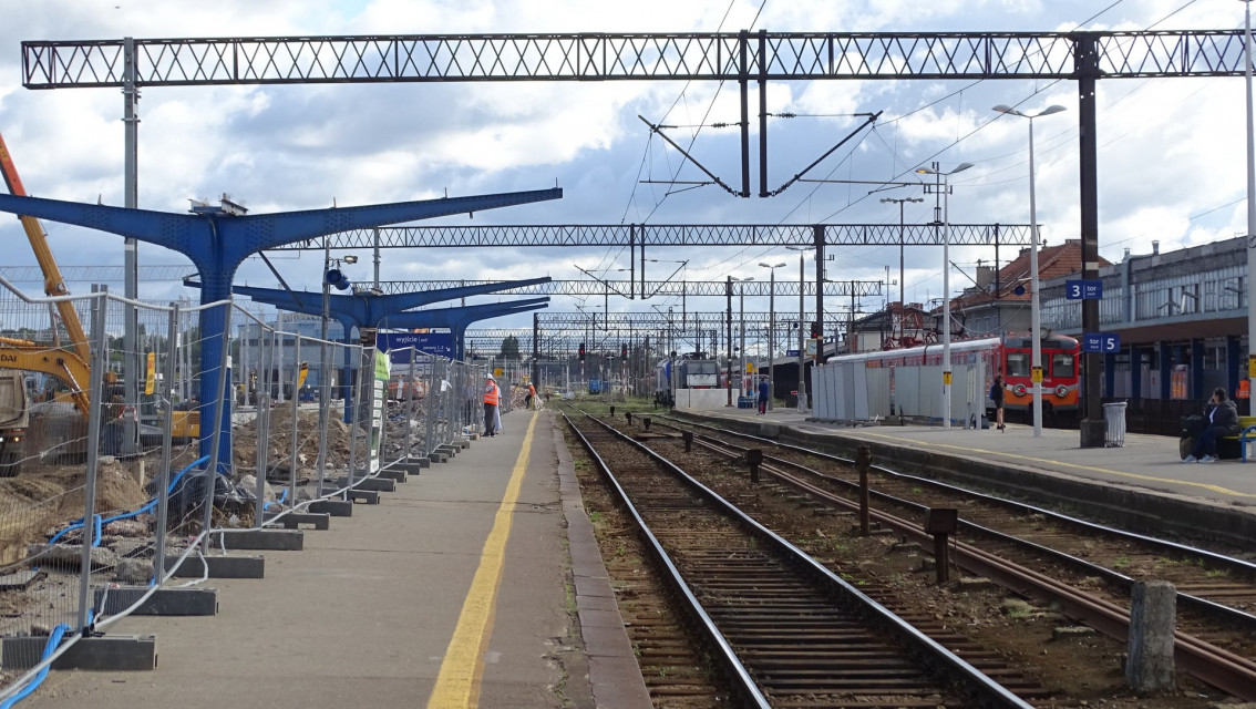 Budowa stacji Olsztyn Główny: połowa dostępnego dla podróżnych peronu nr 3, fot. Andrzej Puzewicz, mat. PKP PLK