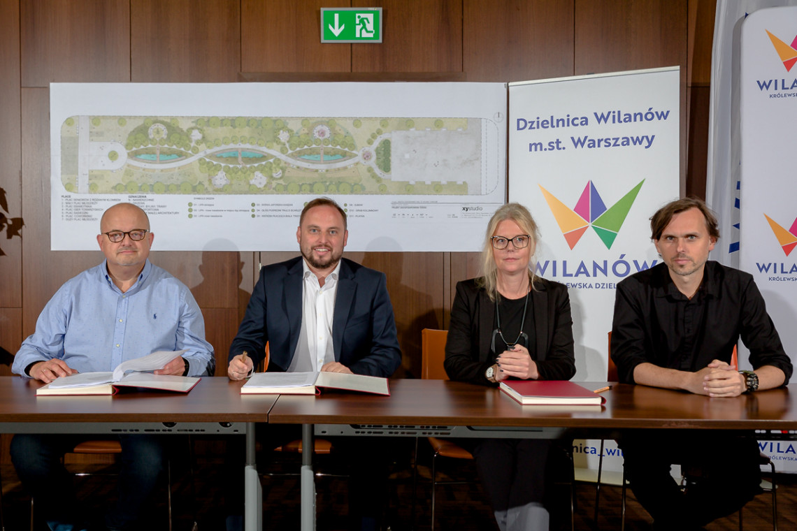 Umowę w imieniu Urzędu Dzielnicy Wilanów z pracownią architektoniczną XY Studio podpisali: zastępca burmistrza Dzielnicy Wilanów Artur Buczyński oraz zastępca burmistrza Dzielnicy Wilanów Bartosz Wiśniakowski, fot. facebook Urząd Dzielnicy Wilanów Nowy park w warszawskim Wilanowie już za rok! To będzie zielona oaza