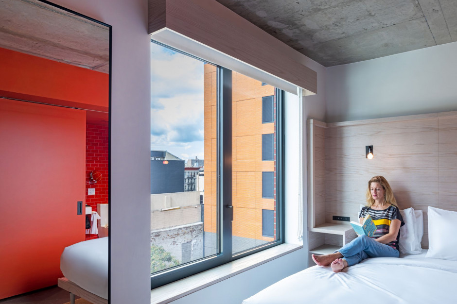 Projekt wnętrz hotelu autorstwa Workshop APD inspiruje się wyglądem zewnętrznym, dopasowując jasne łazienki do kolorów bloków, fot. Ossip van Duivenbode