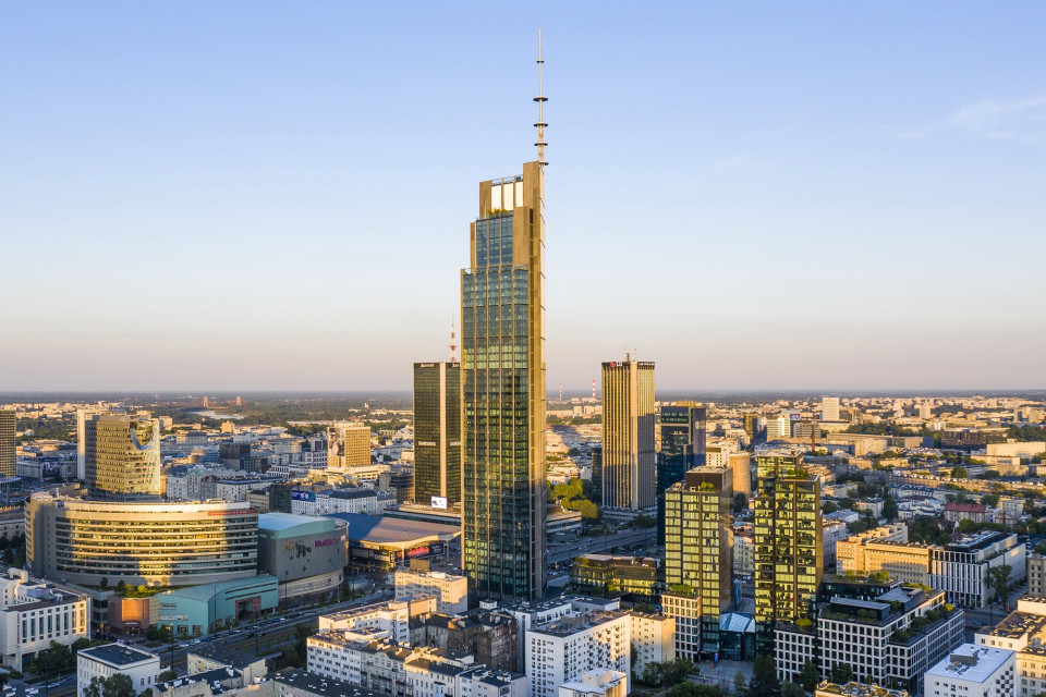 53-piętrowy wieżowiec zwieńczony iglicą powstał na deskach wielokrotnie nagradzanej pracowni Foster + Partners, która słynie z przełomowych projektów wpisujących się w nurt zrównoważonego rozwoju, fot. mat. pras.
