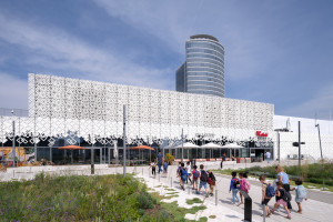 Niezwykła transformacja centrum handlowego z lat 70. To projekt MVRDV