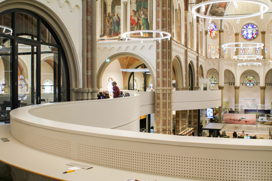 Nowoczesne centrum kulturalne  z biblioteką, salami spotkań i przestrzenią do wydarzeń – DePetrus, które powstało w dawnym kościele, fot. Knauf Ceiling Solutions
