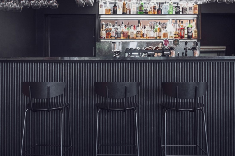 W głównej sali znajduje się czarny bar, ozdobiony dębowymi, czarnymi półwałkami, domknięty od góry stalową, spawaną konstrukcją oraz drugi, biały bar mozaikowy, okalający piec do pizzy, fot. Krzysztof Strażyński
