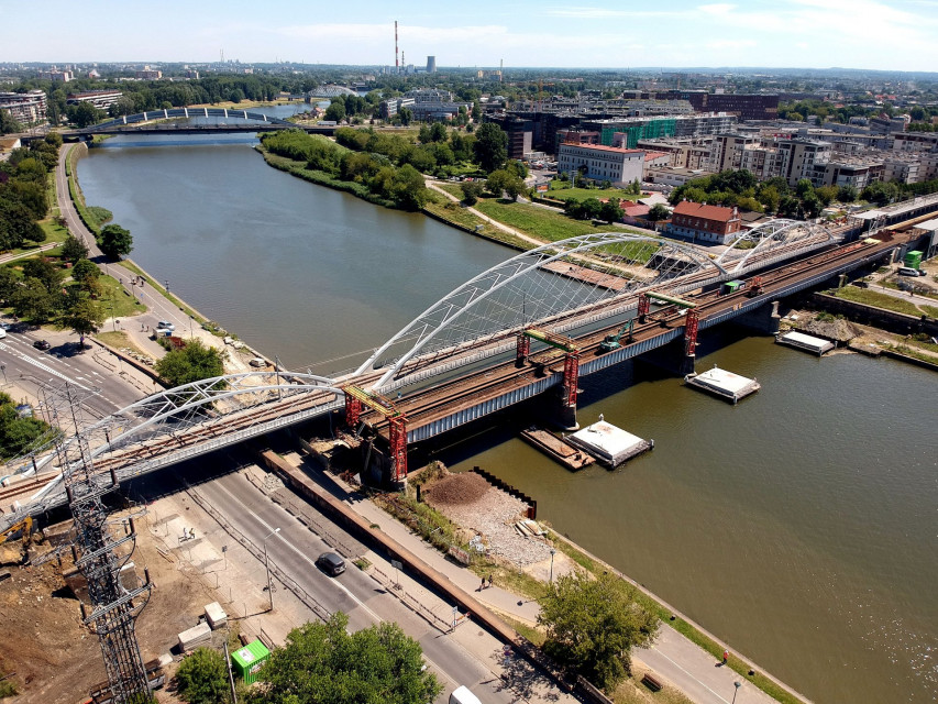 Zdjęcie z rozbiórki mostu nad Wisłą w Krakowie, który został zastąpiony nową przeprawą, fot. Piotr Hamarnik, mat. PKP PLK
