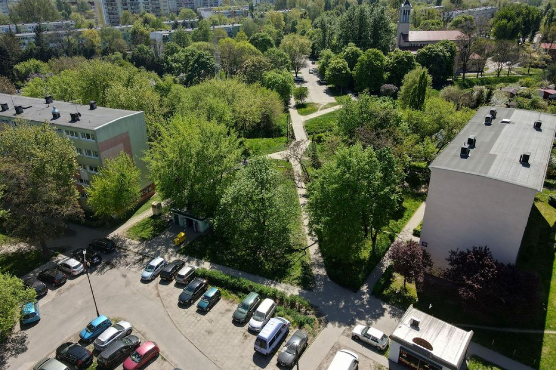 Bezpieczny plac zabaw i siłownia plenerowa powstaną w ramach nowej inwestycji przy ul. Turoszowskiej w Łodzi. fot. Łódź.pl, www.lodz.pl Łódzki Żubardź z nową siłownią plenerową i placem zabaw