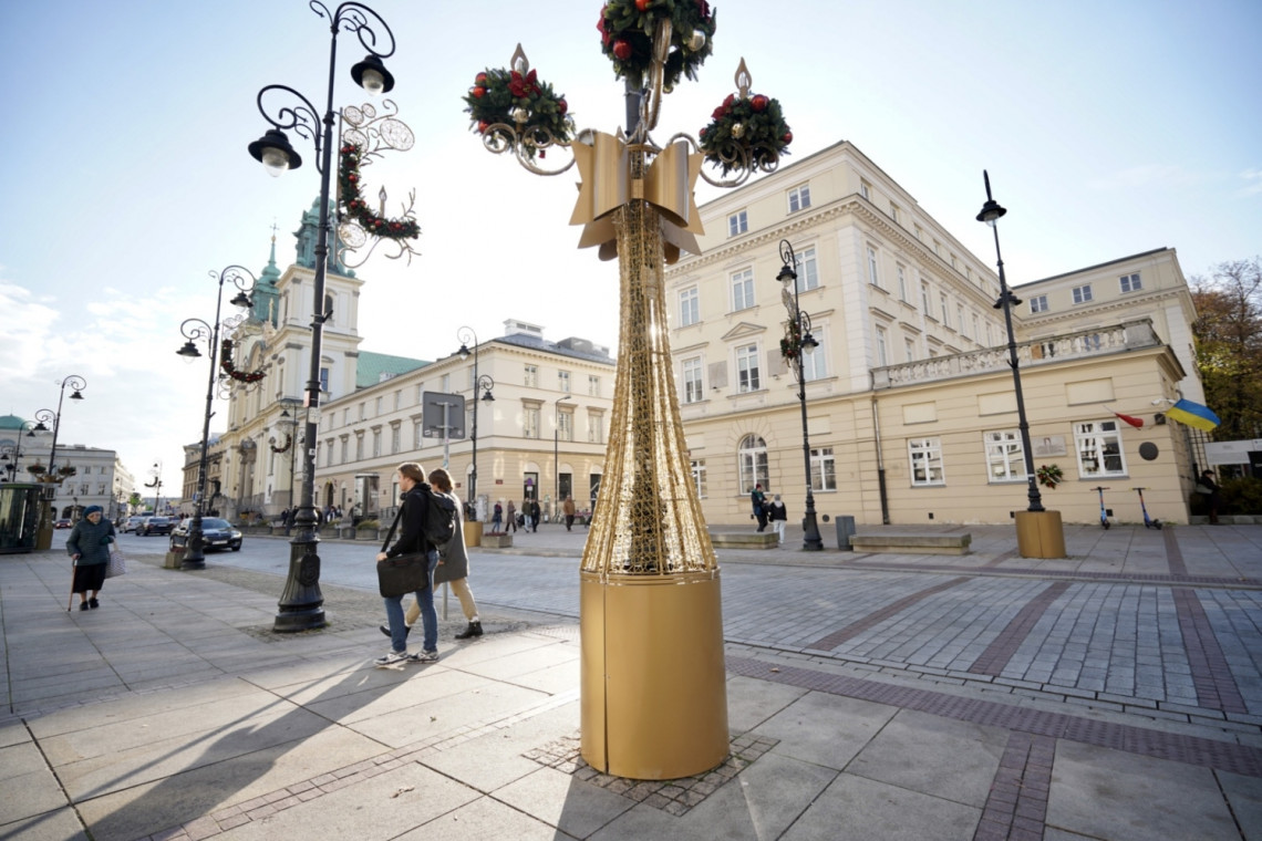 Iluminacja na Trakcie Królewskim w Warszawie już montowana. W tym roku zaświeci krócej