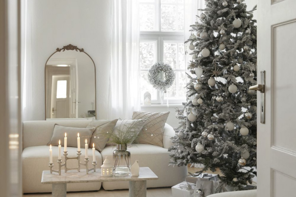 Styl White Christmas to aranżacja wnętrz, w których królują naznaczone zębem czasu lub specjalnie postarzone meble i ozdoby - świąteczne trendy 2022 w aranżacji wnętrz, fot. WestwingNow