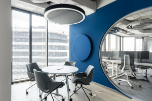 W tych biurach króluje niebieski. Zaglądamy do 10 najnowszych przestrzeni w kolorze blue