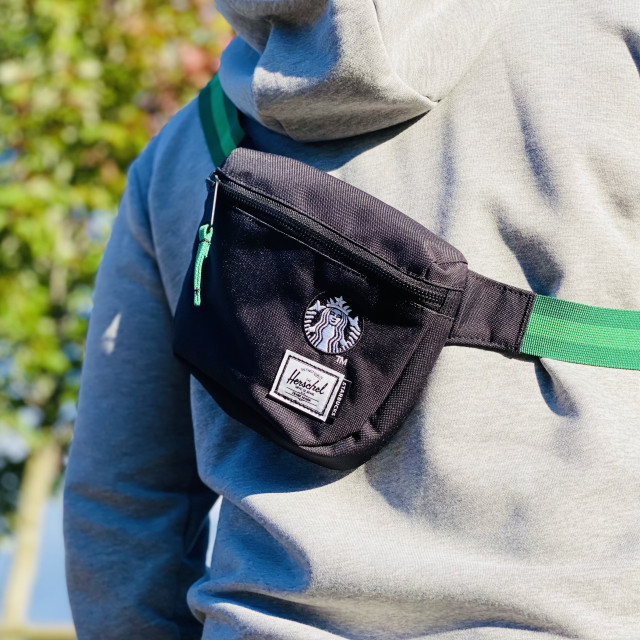 Limitowana kolekcja akcesoriów Starbucks X Herschel wykonana z materiałów z recyklingu, fot. mat. prasowe