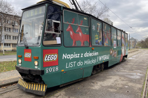 Na ulice Warszawy wyjechał świąteczny tramwaj LEGO. Kursuje między sklepami duńskiej marki