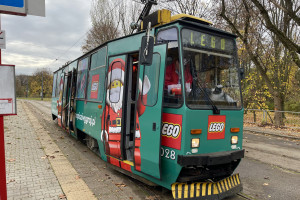 Na ulice Warszawy wyjechał świąteczny tramwaj LEGO. Kursuje między sklepami duńskiej marki
