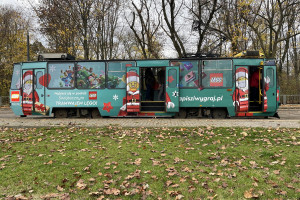 Na ulice Warszawy wyjechał świąteczny tramwaj LEGO. Kursuje między sklepami duńskiej marki