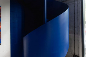 Industrialne biuro pełne kolorów inspirowanych architektonicznym software