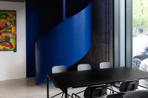 Industrialne biuro pełne kolorów inspirowanych architektonicznym software