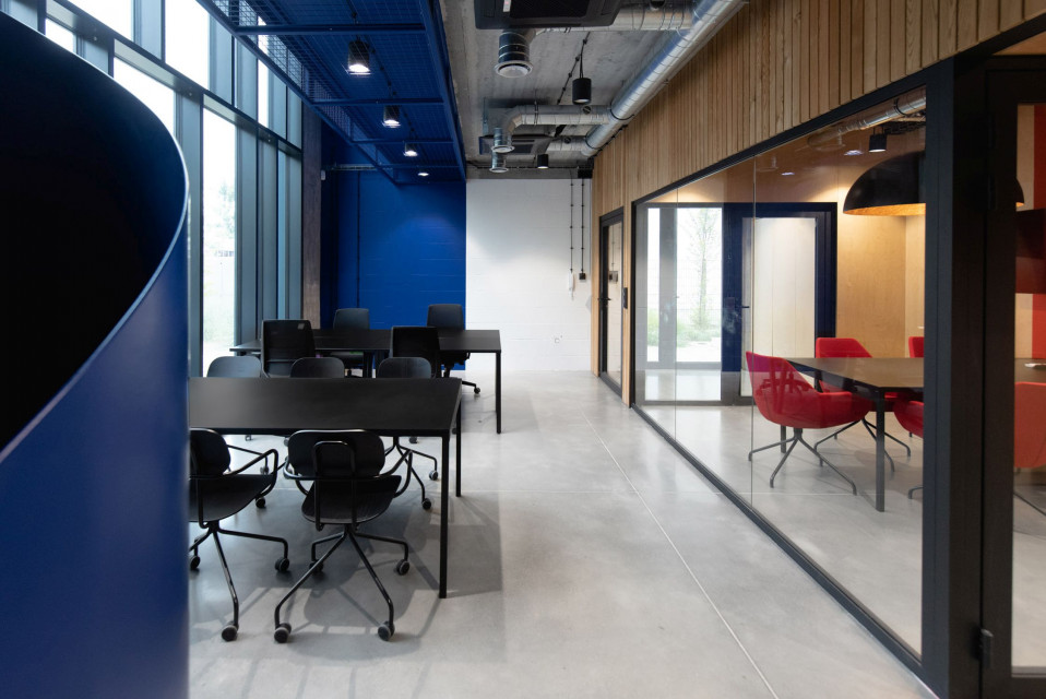 Industrialne biuro pełne kolorów inspirowanych architektonicznym software