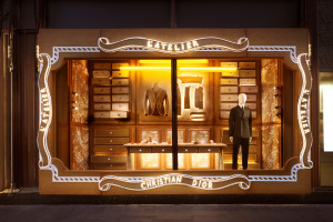 Londyński Harrods zmienia szatę na święta. Autorem metamorfozy Dior