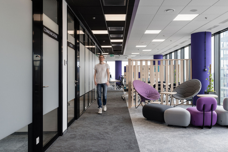 Pracownia Bit Creative stworzyła w warszawskim biurowcu Skyliner przestrzeń pracy dla firmy DXC Technology w oparciu o ideę 