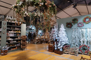 Raj dla miłośników świąt i influencerów. Odwiedziliśmy Flora Point - najpiękniejszy świąteczny sklep w Warszawie