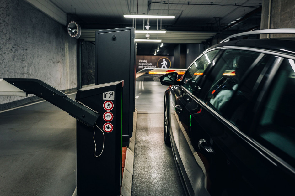 Nowoczesny system rezerwacji miejsc parkingowych ParkCash dostosowany jest do dynamiki pracy hybrydowej, ponieważ rozwiązuje problem pustych miejsc parkingowych w biurowcach, fot. mat. ParkCash