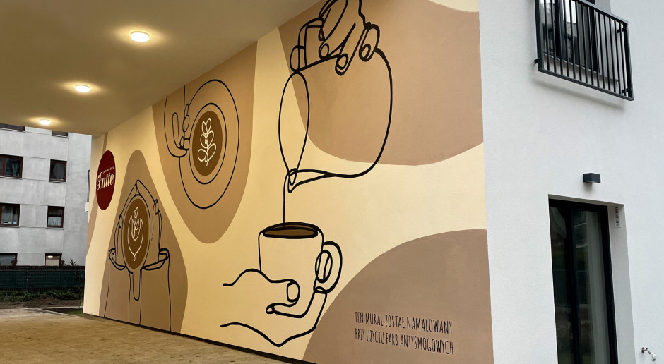 Nowy mural w Warszawie od dewelopera. Oczyszcza powietrze i ma kawowy motyw