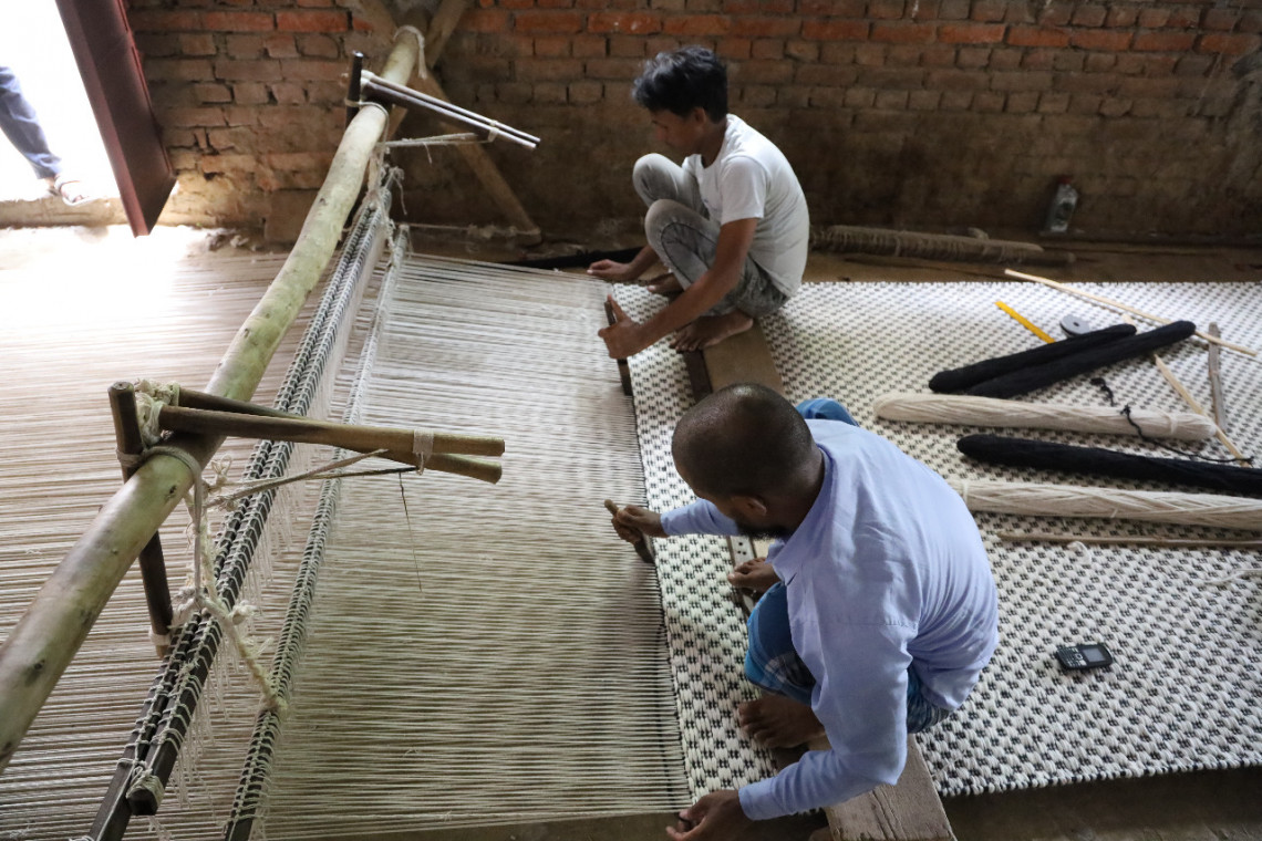 Rzemieślnicy z Indii tkają dywany dla polskiej marki. Jeden powstaje nawet kilka tygodni!