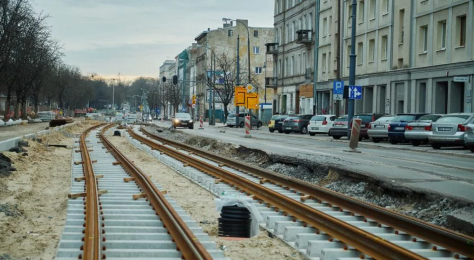 Łódź kładzie tory tramwajowe przy parku Staromiejskim