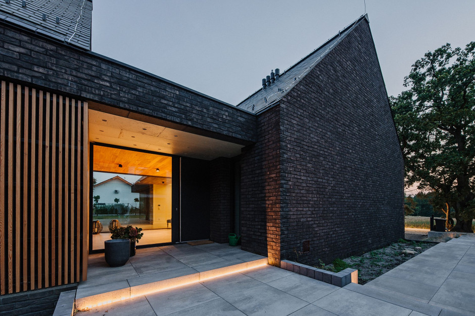 Innym projektem Karola Nieradki, który wygrał pożądane przez niejednego architekta wyróżnienie – Brick Award – jest Dom w Dobrej, fot. mat. arch.