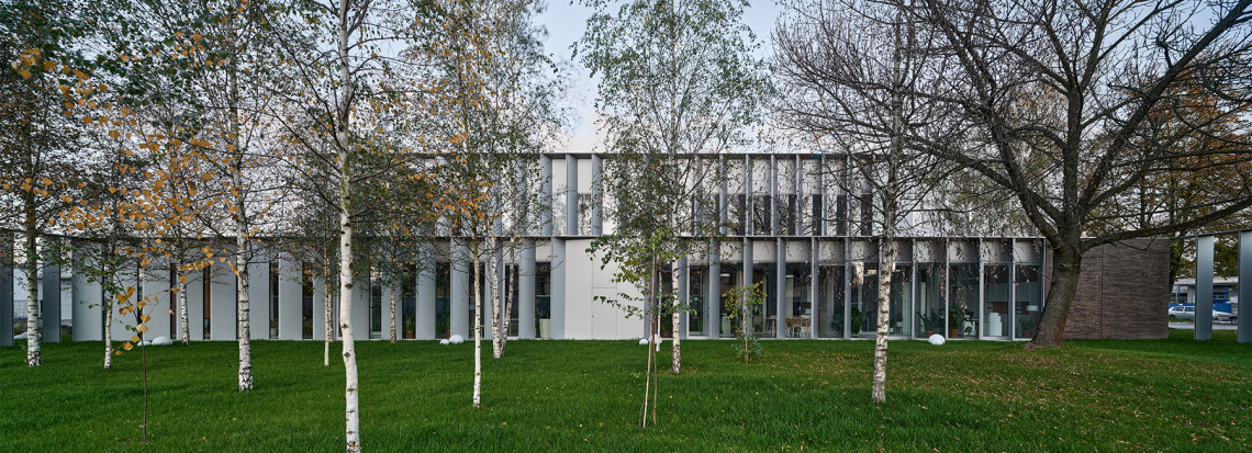 Architekci zdecydowali się zachować i wyeksponować niewielki teren zielony wokół budynku. fot. Jakub Certowicz