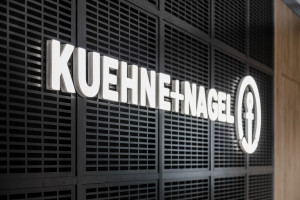 Nowe biuro Kuehne+Nagel w Warszawie. Za projektem hybrydowego biura stoi pracownia Carbon Architecture