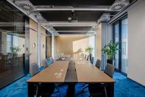 Nowe biuro Kuehne+Nagel w Warszawie. Za projektem hybrydowego biura stoi pracownia Carbon Architecture