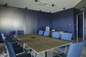 W tych biurach króluje niebieski. Zaglądamy do 10 najnowszych przestrzeni w kolorze blue