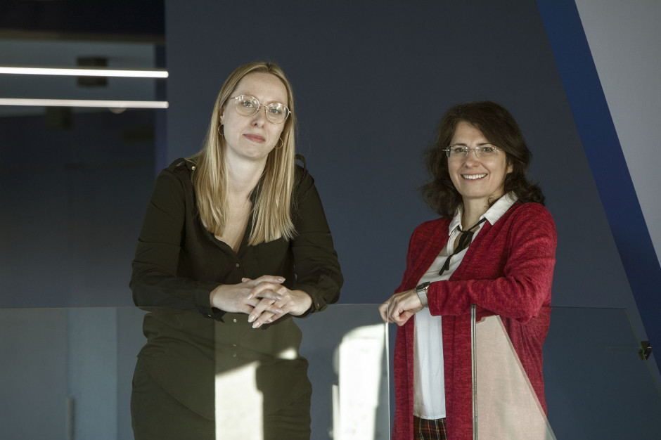 Na zdjęciu autorki projektu (Anna Leśniak-Elsayed po lewej, Magdalena Wilk-Dyszkiewicz po prawej) na schodach w holu siedziby firmy EKRAN, fot. Yassen Hristov