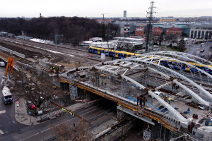 Kończy się budowa nowego mostu nad Wisłą w Krakowie. Skorzystają z niego także piesi i rowerzyści