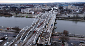 Kończy się budowa nowego mostu nad Wisłą w Krakowie. Skorzystają z niego także piesi i rowerzyści