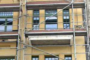 Kamienica przy Legionów 20 odsłania elewację. Co za metamorfoza