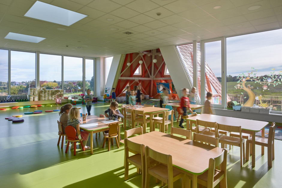 Chcieliśmy zbudować przedszkole, który nie jest instytucją, ale czystą zabawą pobudzającą kreatywność i piękno dziecięcej duszy - mówi David Kraus z Ateliér Architektura, który stoi za wyjątkową realizacją przedszkola w Czechach, fot. Filip Šlapal