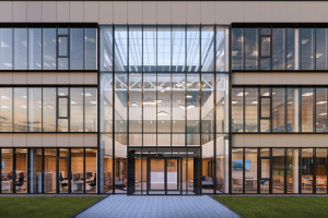 Minimalizm i prostota królują w tym projekcie. Good Time Design stoją za bryłą i wnętrzami