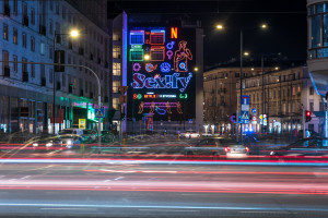 Bracką rozświetlił... neonowy mural