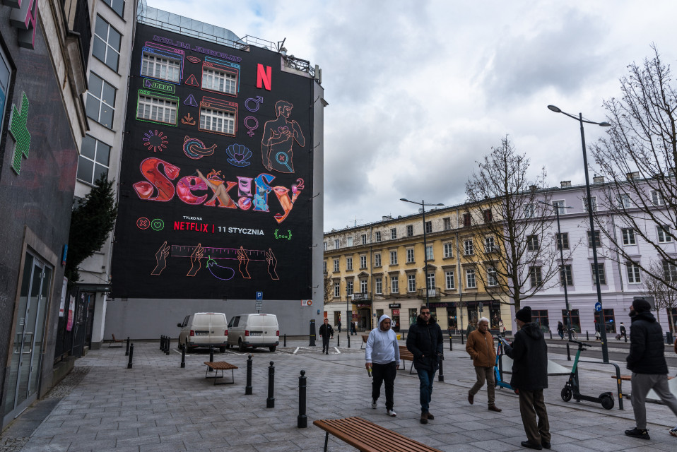 Mural promujacy serial Netflix 