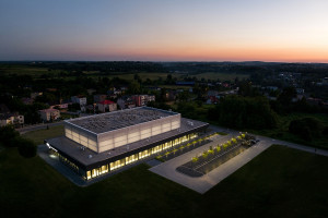 Hala sportowa, która przypomina... lampion. To dzieło Projekt Plus Architekci
