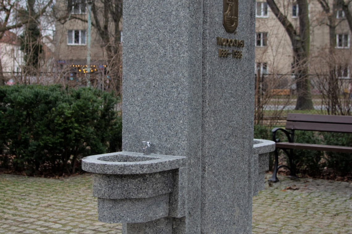 Zrekonstruowane modernistyczne poidełko w Parku im. S. Żeromskiego w Warszawie, fot. materiały ZZW