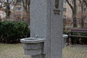 W warszawskim parku zrekonstruowano historyczne poidełko z lat 30. XX wieku