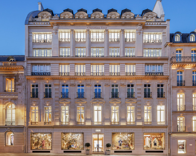 Budynek Diora przy 30 Avenue Montaigne w Paryżu z nowymi dekoracjami stworzonymi ze skrawków niewykorzystanych materiałów. fot. Kristen Pelou / mat. prasowe Dior