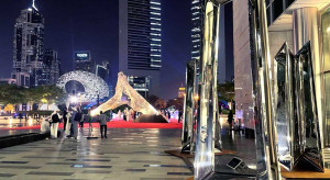 Rzeźby Polaka zdobią plac miejski w Dubaju