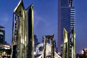 Rzeźby Oskara Zięty w Dubaju