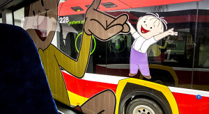 Bajkowo na ulicach Bielska-Białej. Postaci z kultowej kreskówki na miejskich autobusach